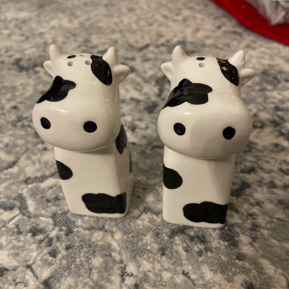 Cow salt and pepper shakers